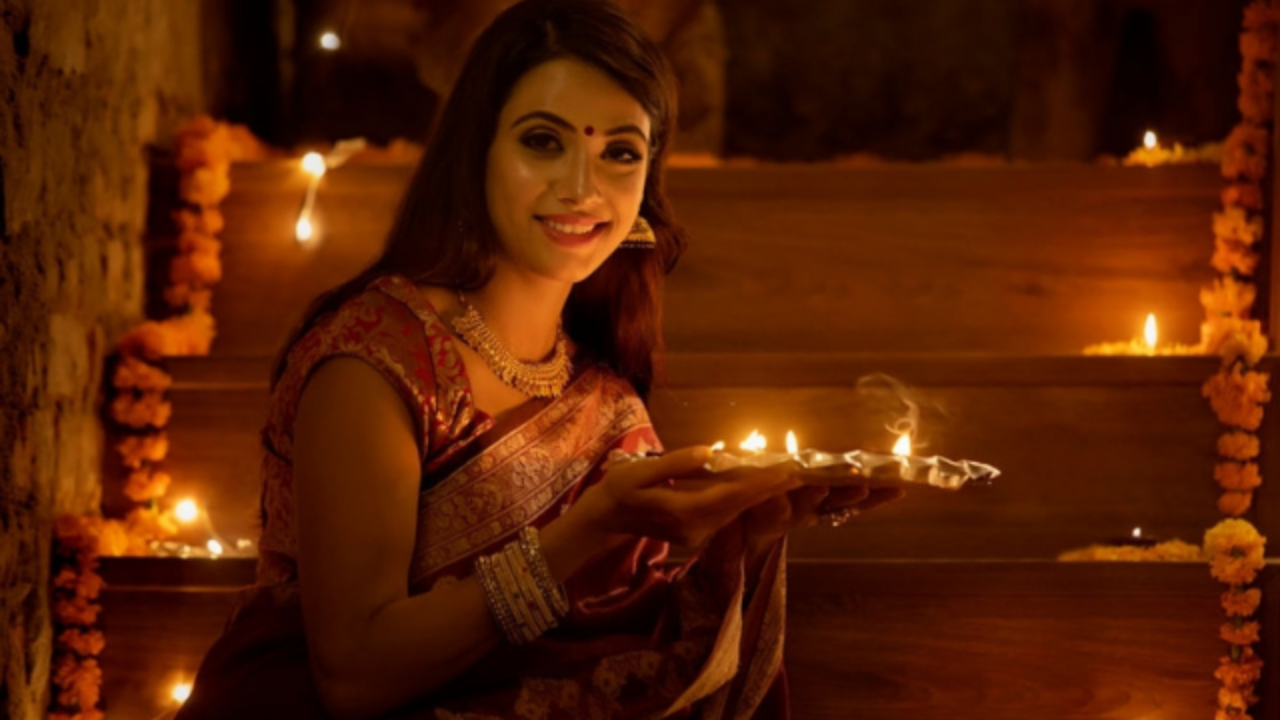 दिवाली की रात घर के दरवाजे खुले क्यों रखे जाते है, Diwali Ki Raat Maa  Lakshmi